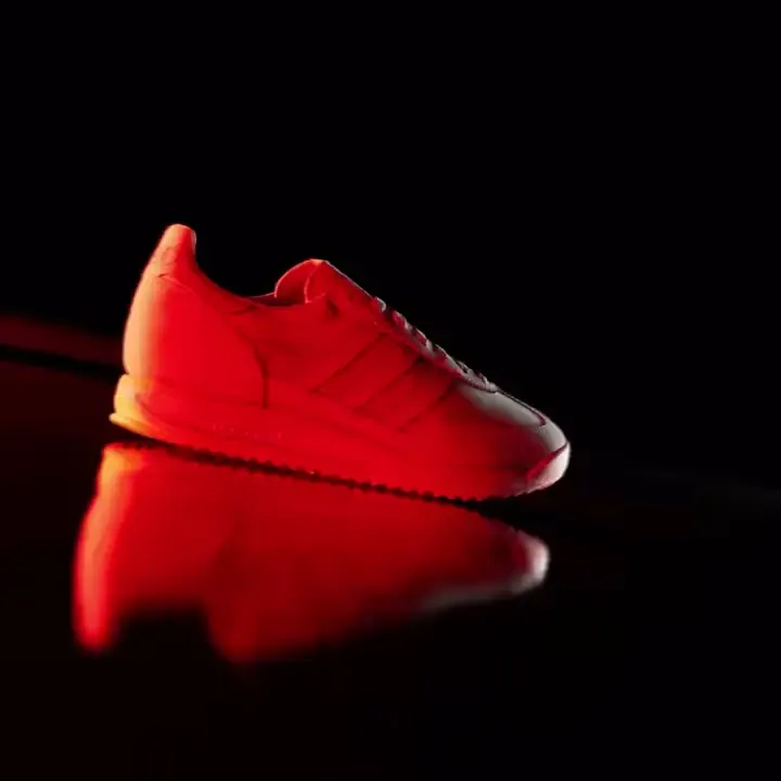 Close up of the SL 72 RS Audi Revolut F1® Team shoes, white cream and orange details