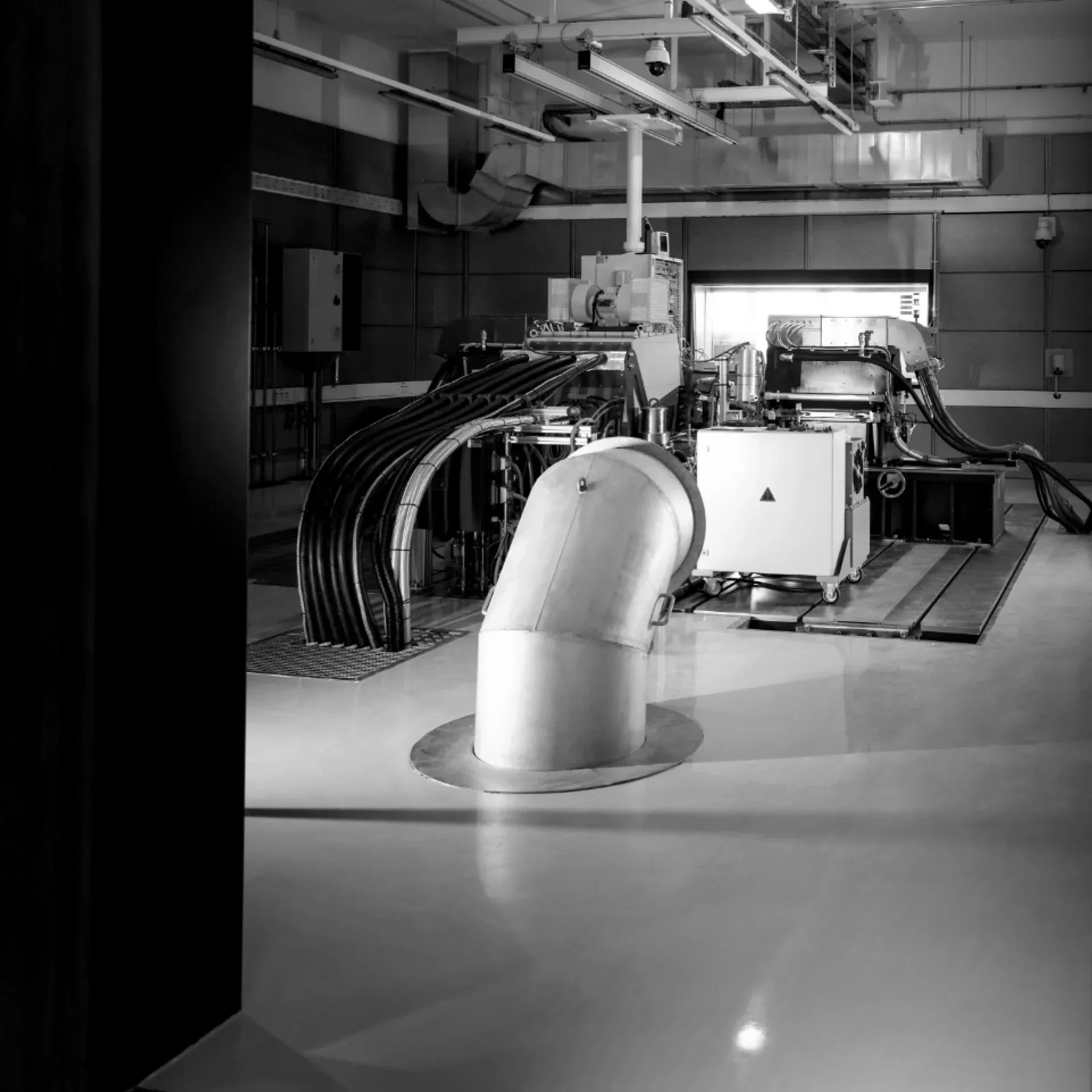 Keyhole view into one of the test benches at the Neuburg site