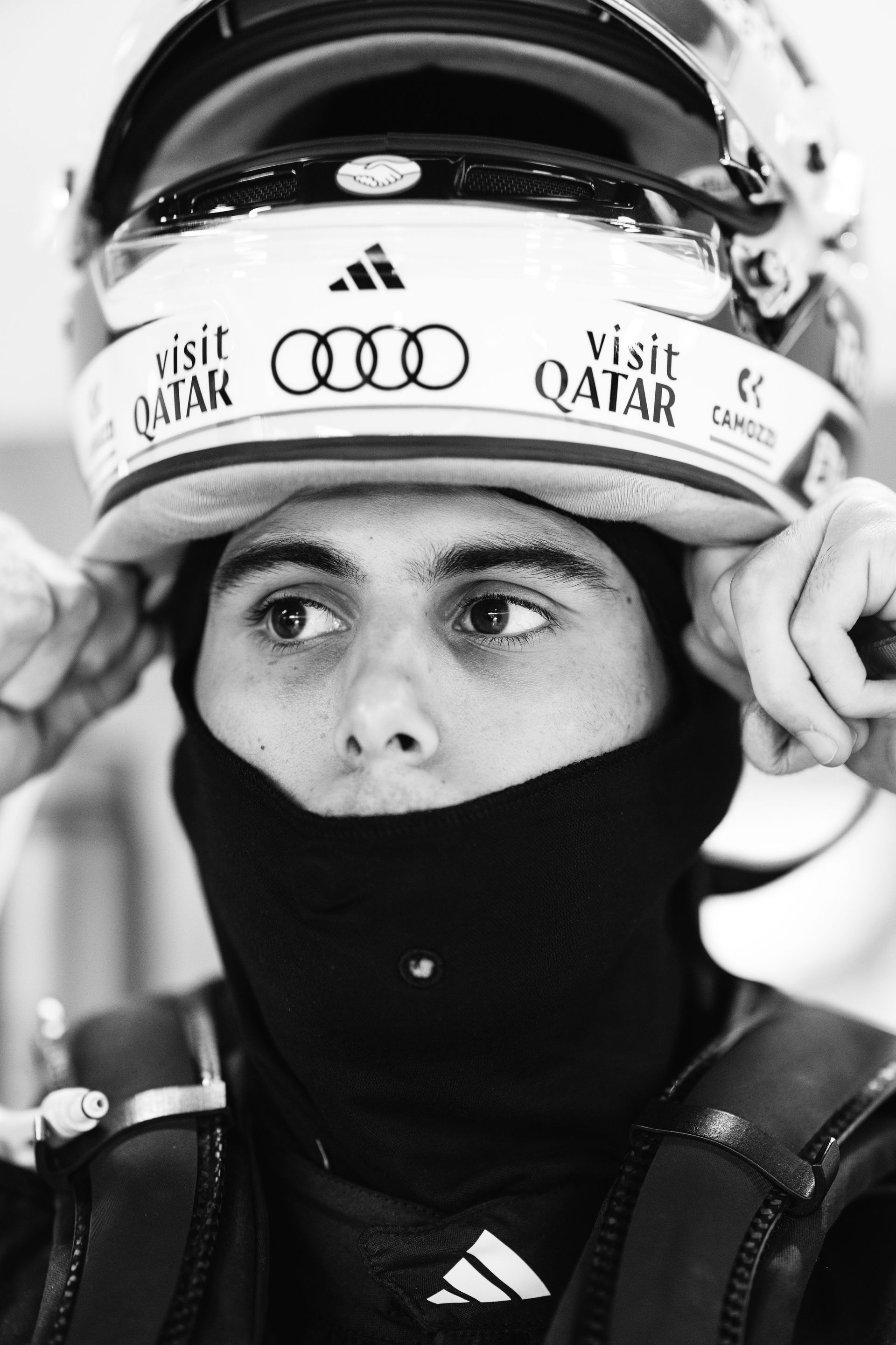 Gabriel Bortoleto taking his helmet on