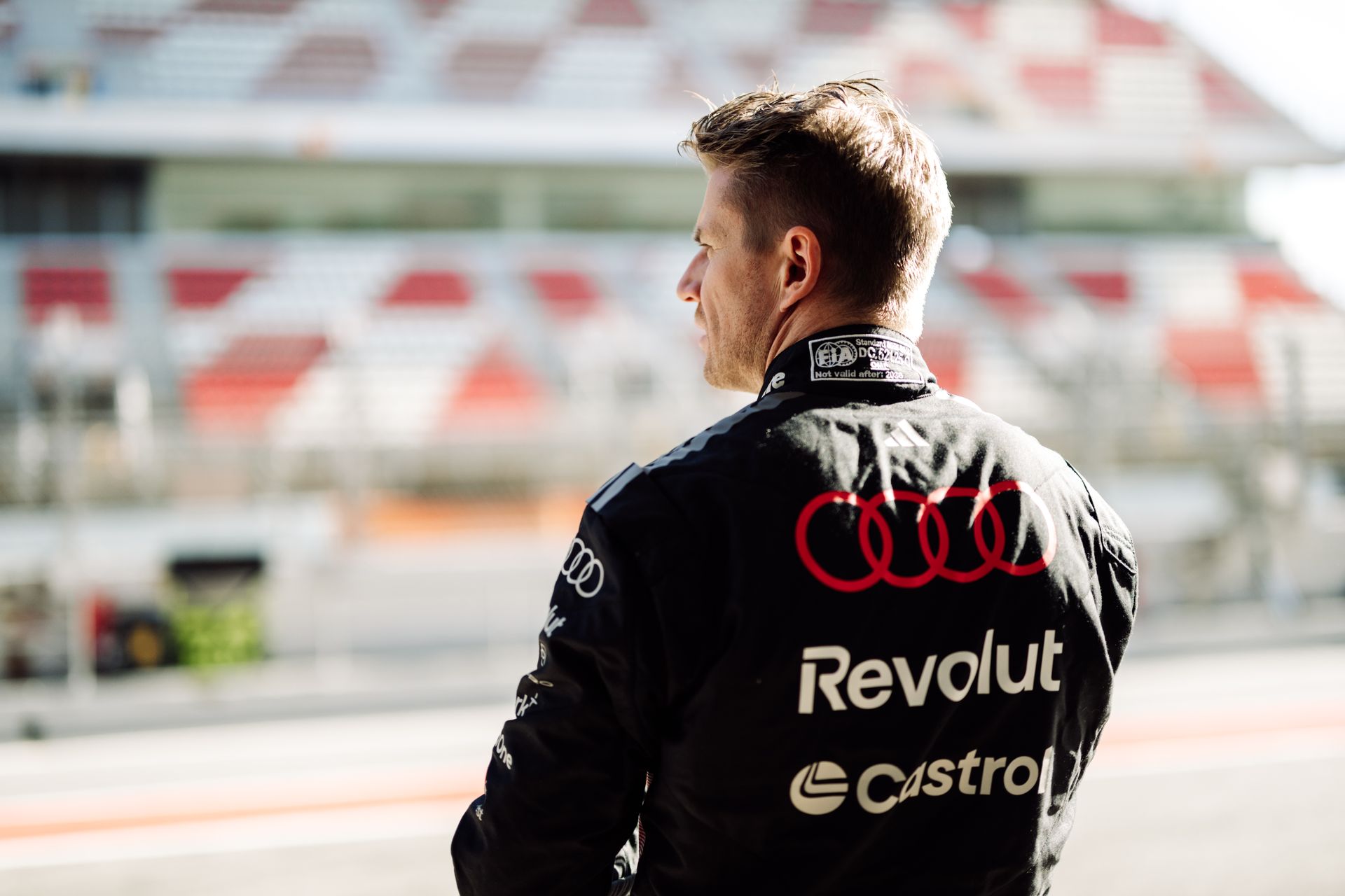 Nico Hulkenberg wearing his race suit from behind 