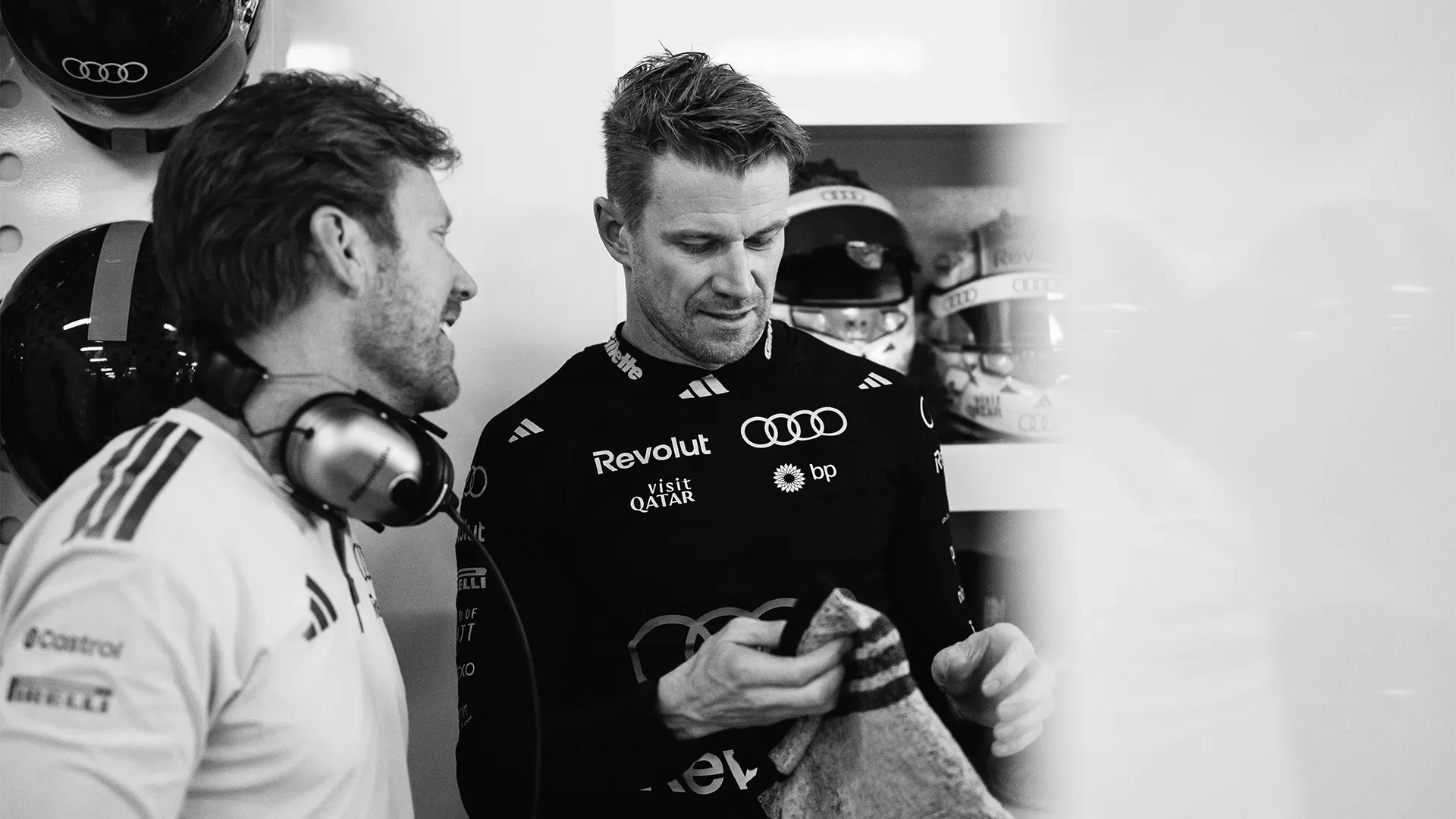 Nico talking to a team member after FP1 in the pit