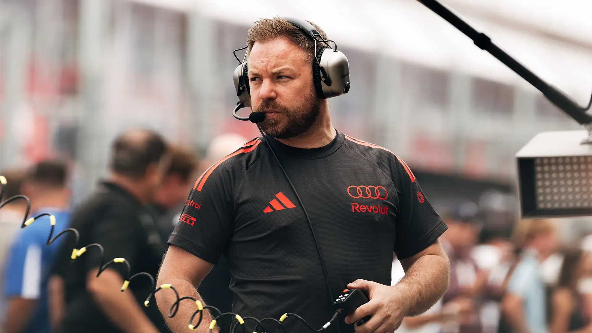 A team member with headsets is coordinating the pitstop