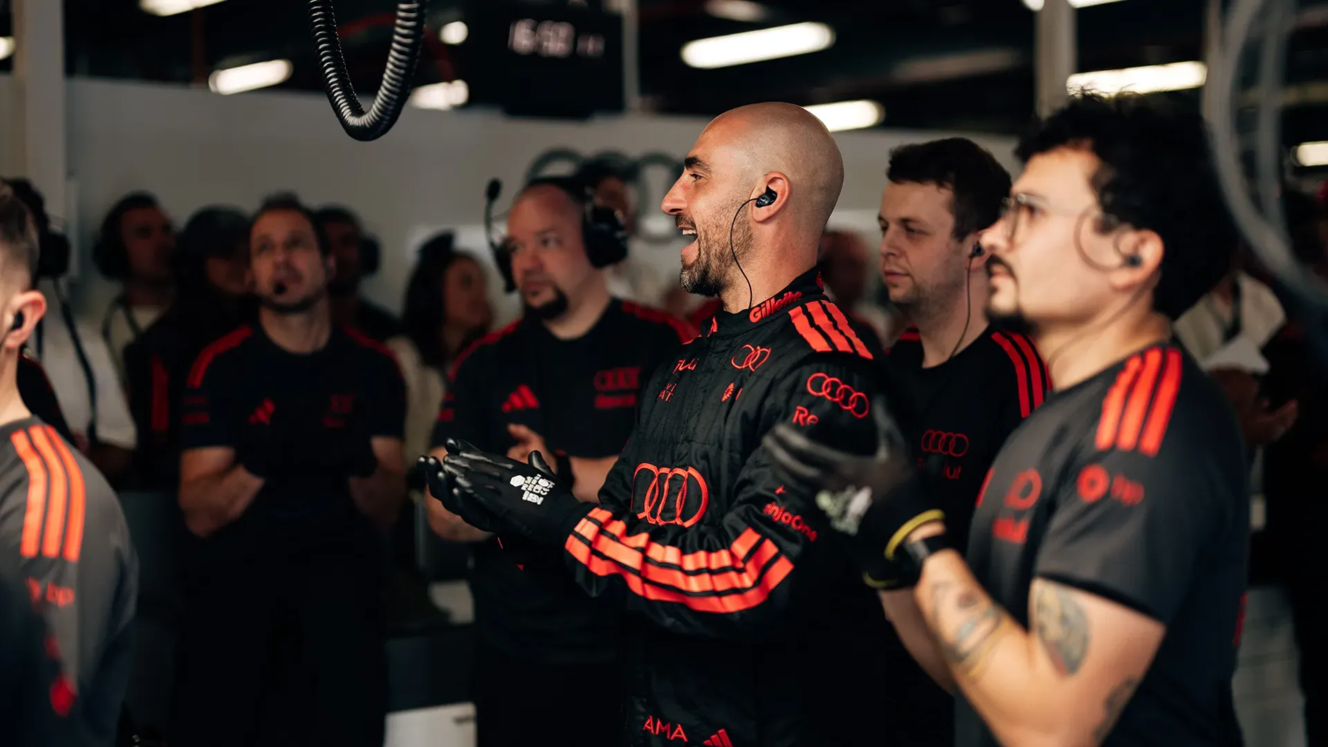 Pit Crew happy smiling and clapping during the qualifying sessions