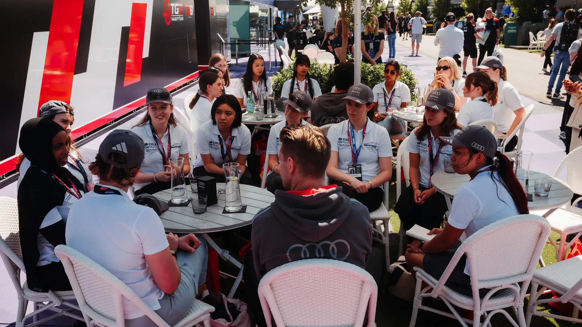 Nico sitting together with the Girls