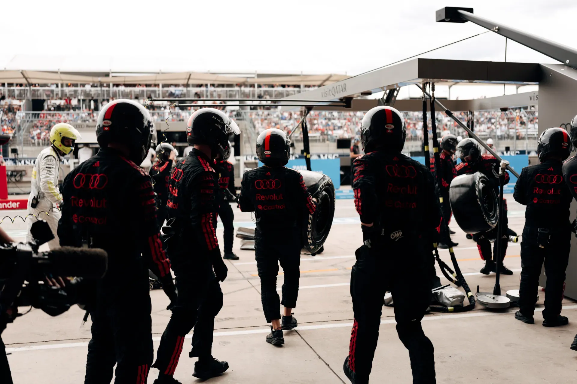Pit crew of the Audi Revolut F1® Team with a spare tyre waiting in the pit lane in Austin