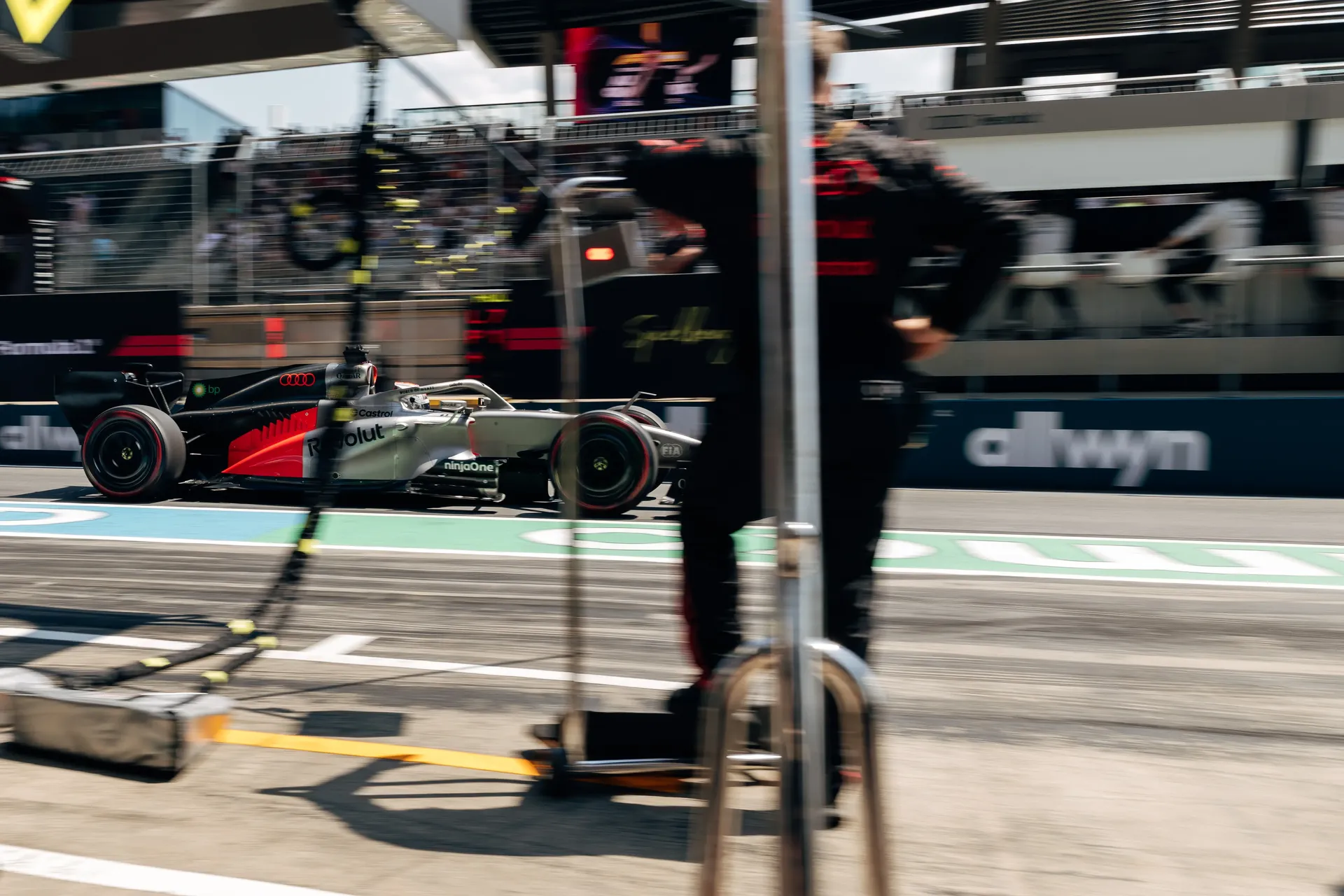 Audi Revolut F1® Team mechanics prepare the Audi R26 in the Spielberg pit lane during race day.