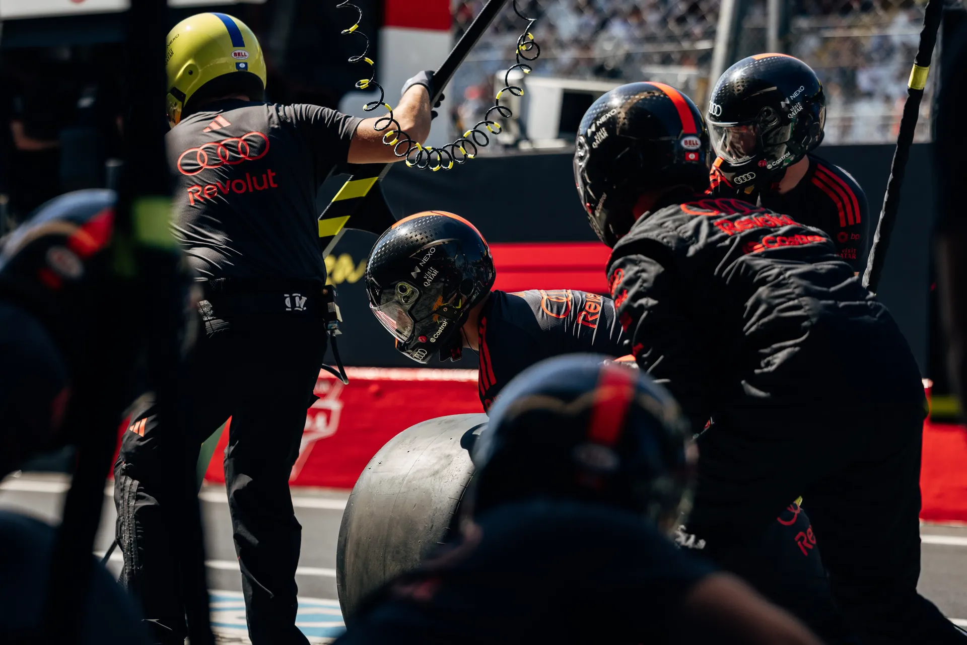 Audi Revolut F1® Team pit crew changing a tyre