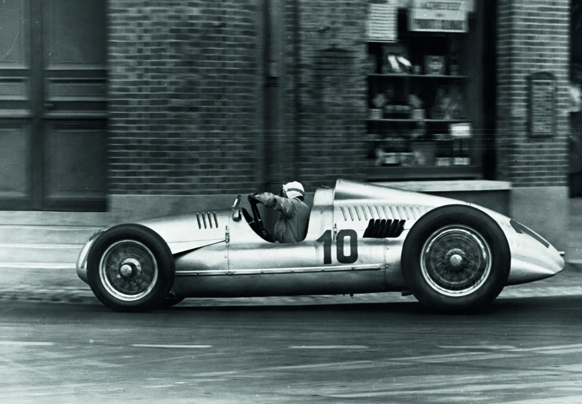 Historic Formula 1® car racing through Monza during the early days of motorsport