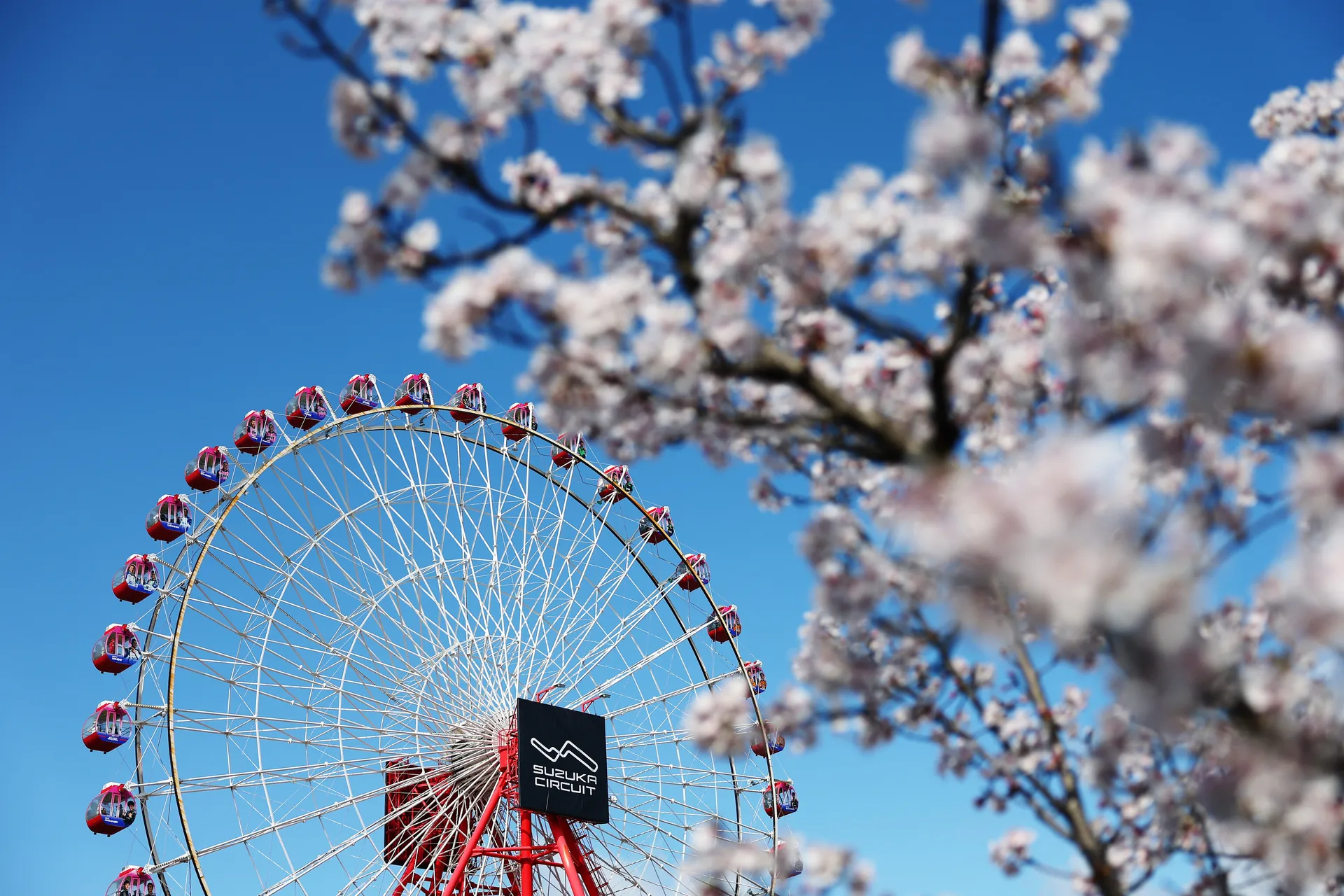 clear blue sky in suzuka showing the signé of the track on a giant wheel