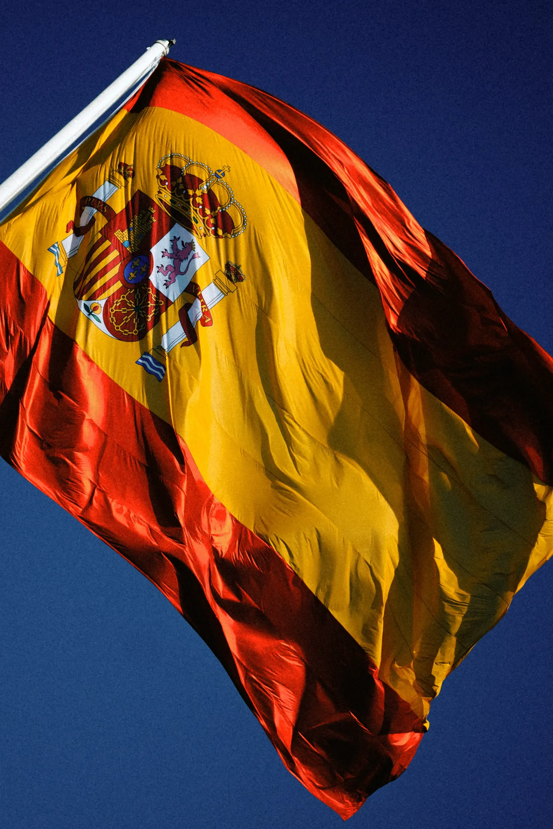 Spanish flag against a blue sky in Madrid, host city of the Audi Revolut F1® Team race weekend