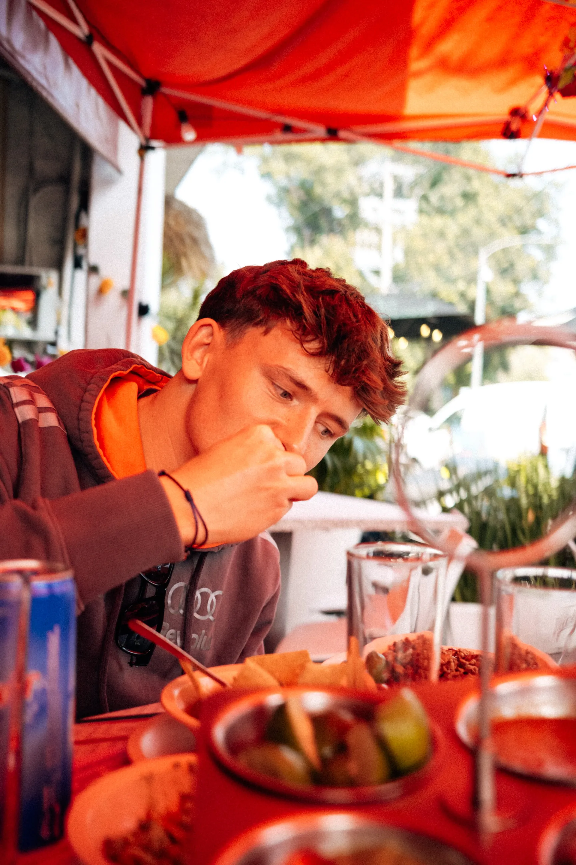 Freddie Slater eating at a taqueria table under an orange canopy during the Mexico City Grand Prix week