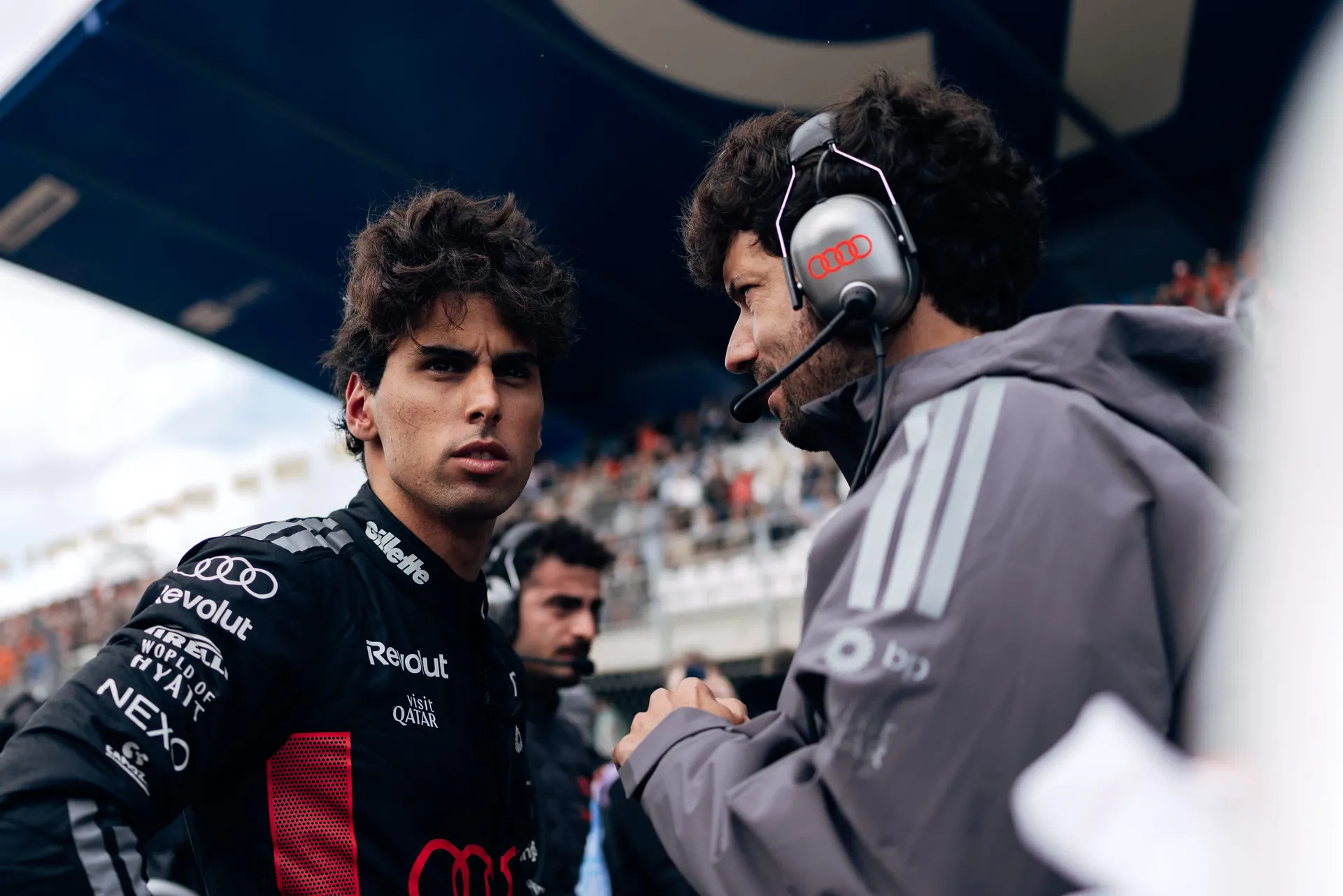 Gabriel Bortoleto talking with an engineer on the grid at Zandvoort, Audi Revolut F1® Team