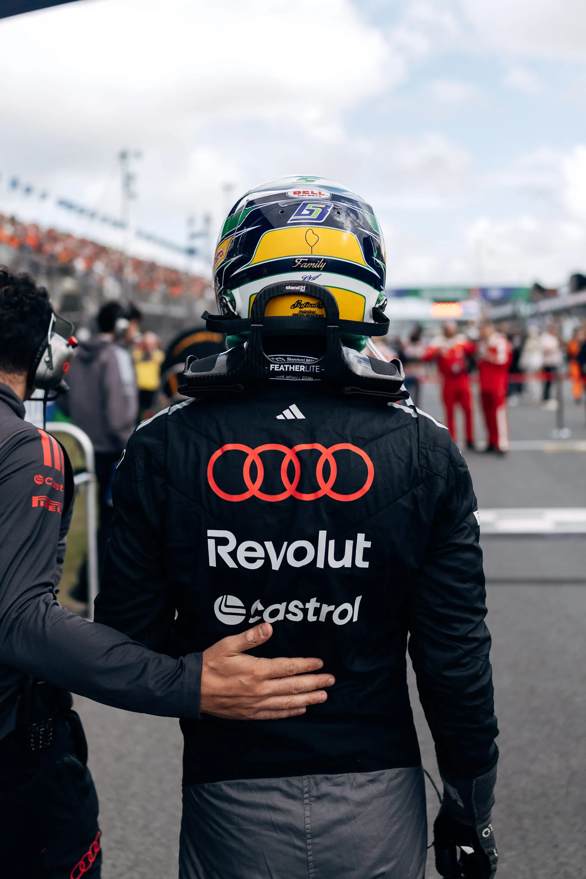 Gabriel Bortoleto talking with an engineer on the grid at Zandvoort, Audi Revolut F1® Team