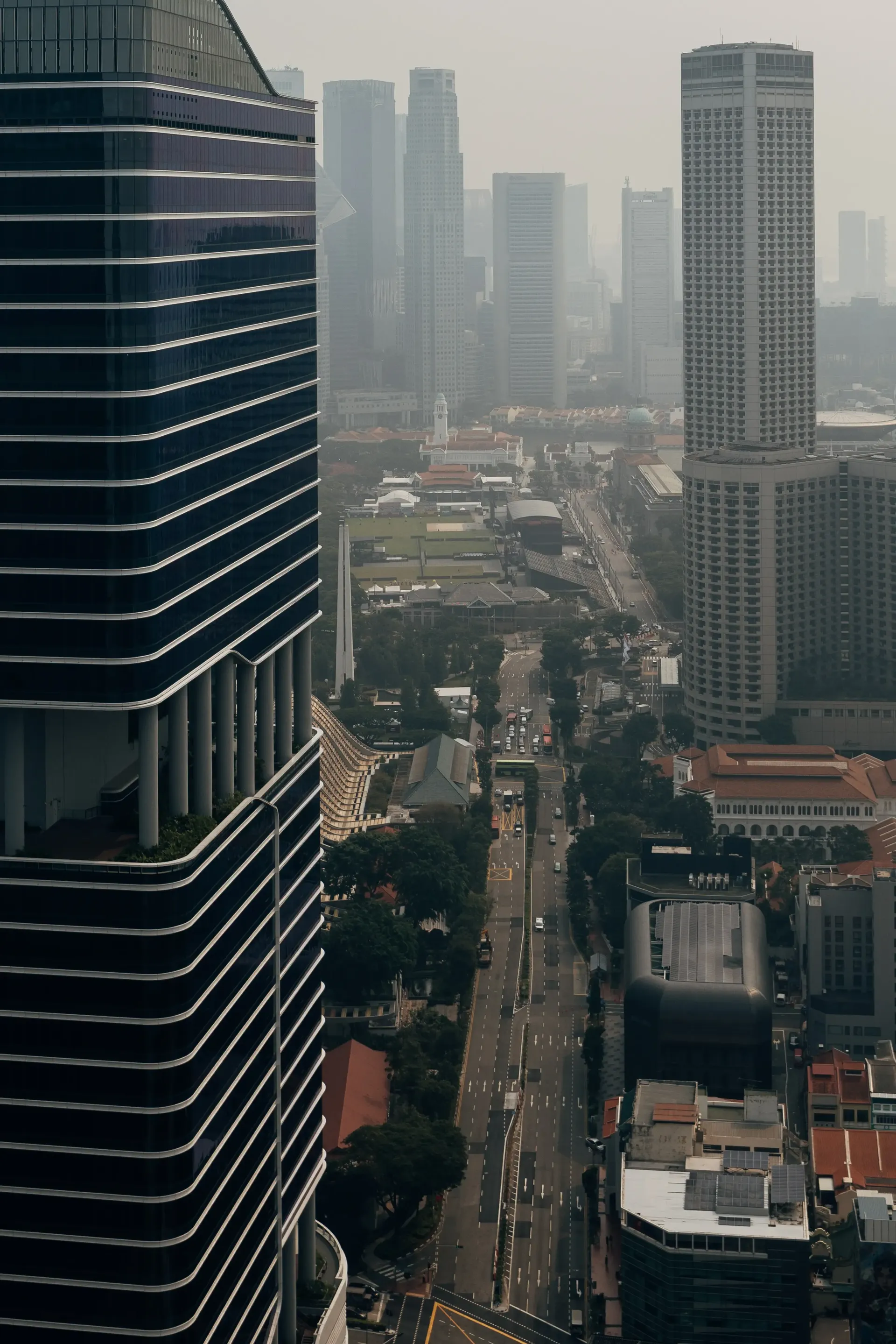 Singapur skyline outside a skyscraper building window