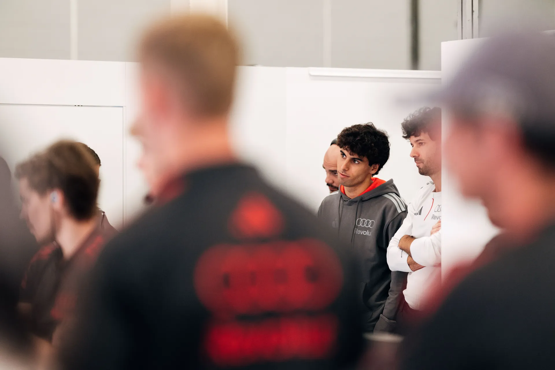 Gabriel Bortoleto listens closely to engineers during a briefing in the Audi Revolut F1® Team garage.