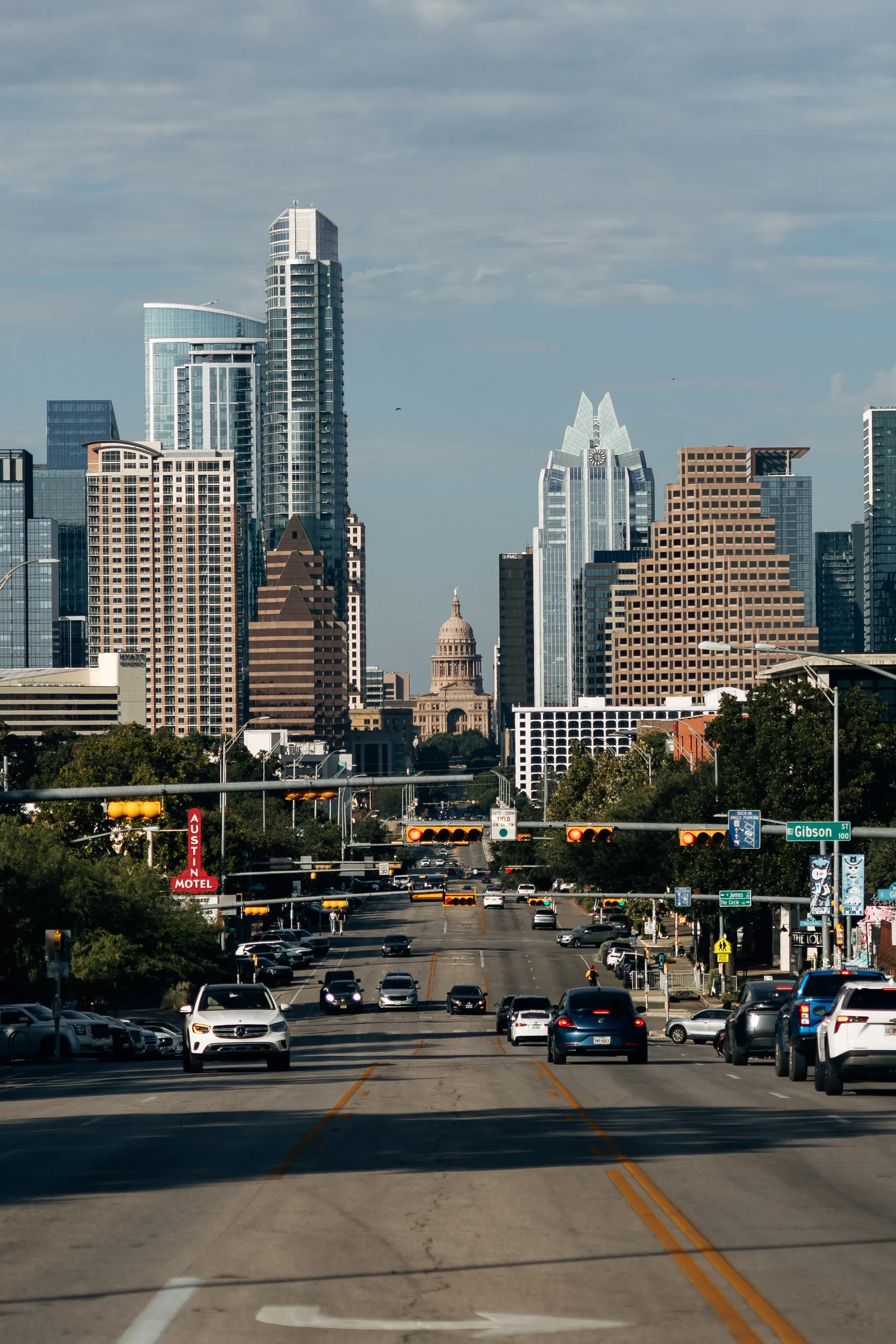 Busy street with the Austin Motel sign, the Austin skyline and the Texas State Capitol, United States Grand Prix