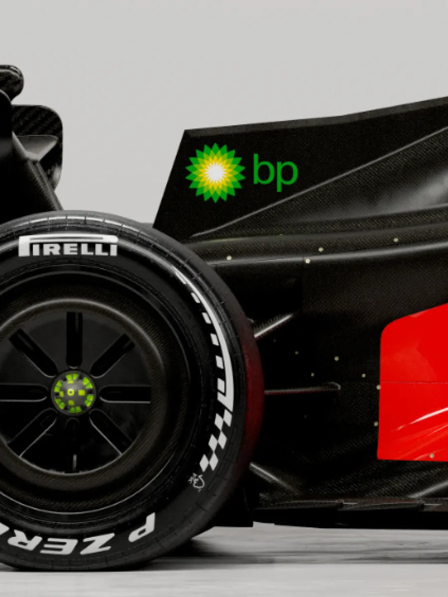 Audi Revolut F1® Team car R26 next to the Audi RS 5 in the studio