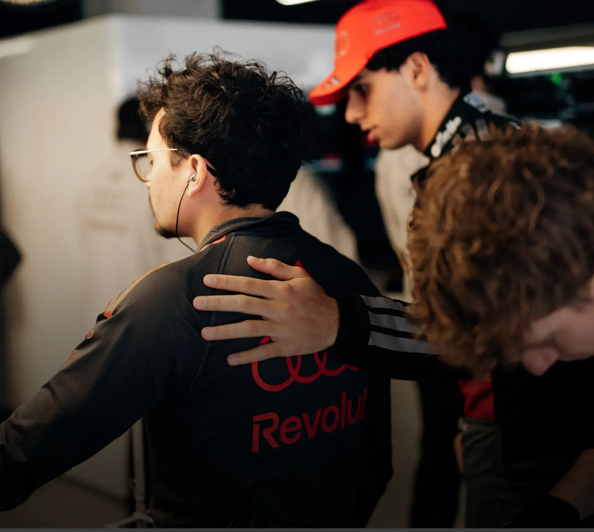 Gabriel Bortoleto hugging a crew machanic inside the garage, showing trust and teamwork