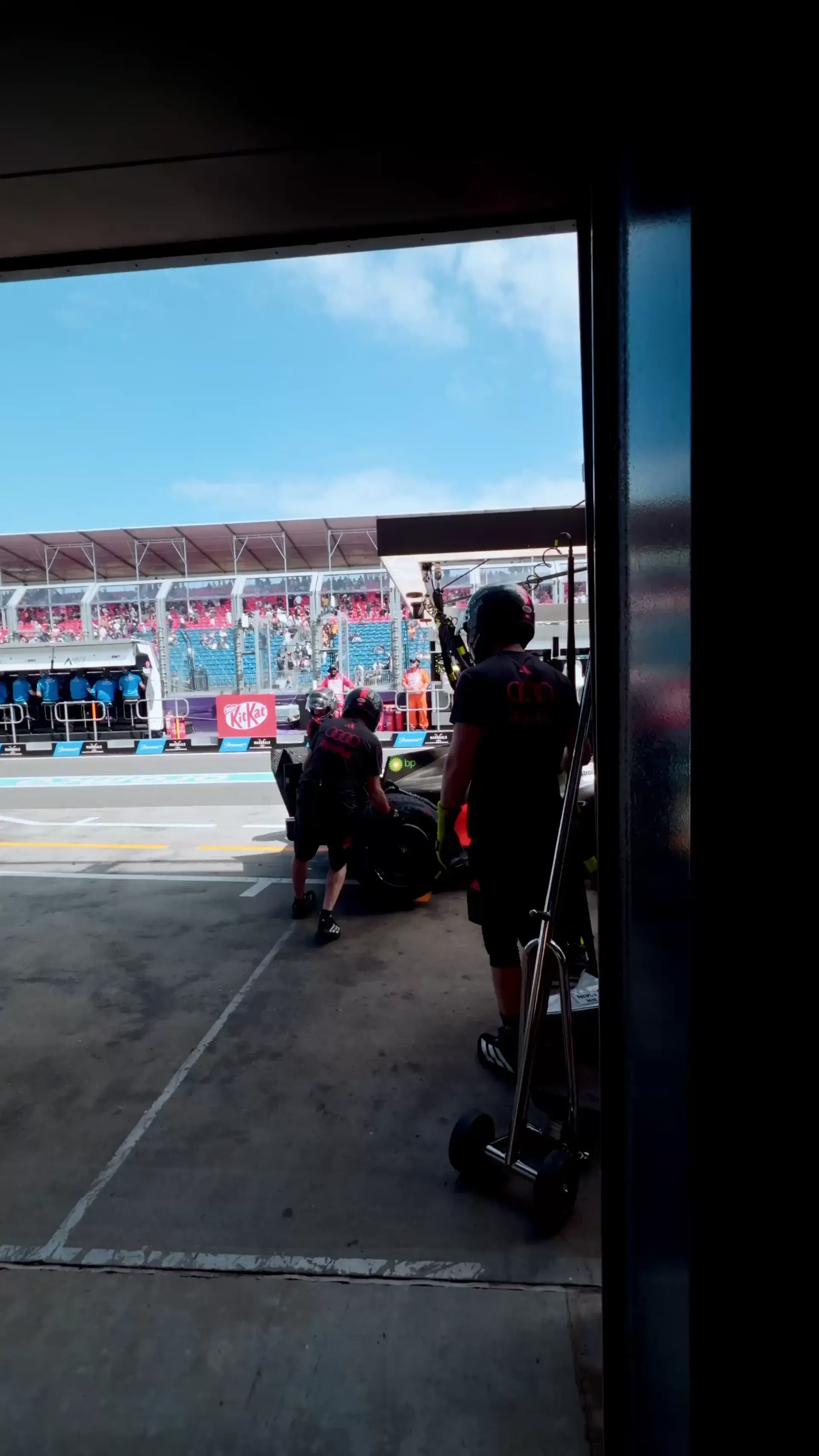 Nico Hulkenberg Teamwork at the Audi Revolut F1® Team Garage