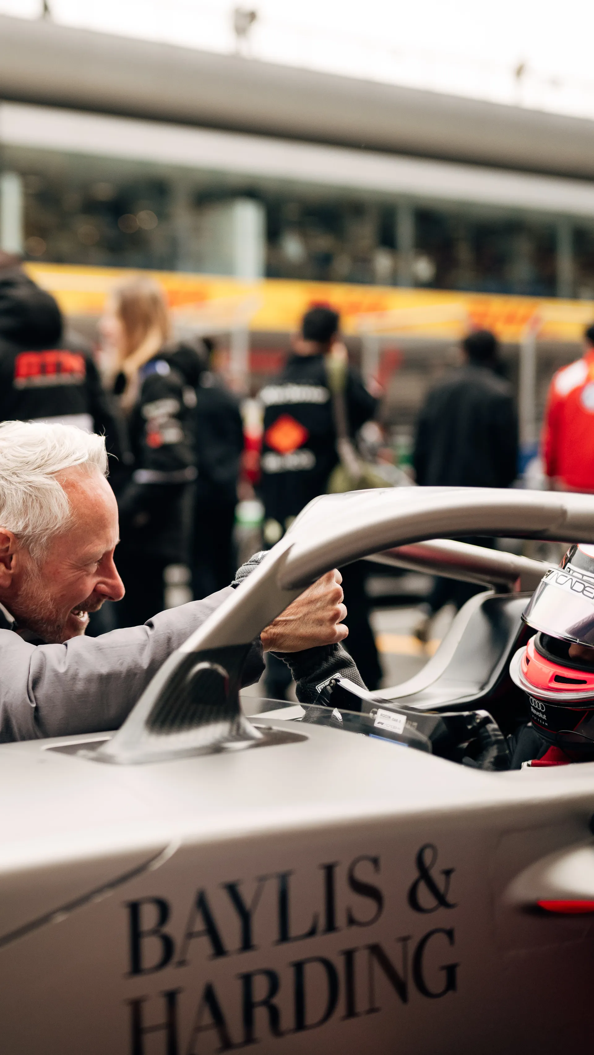 Jonathan Wheatley leans into Emma Felbermayr’s F1 Academy car to speak with her on the starting grid before Race 2 in Shanghai.