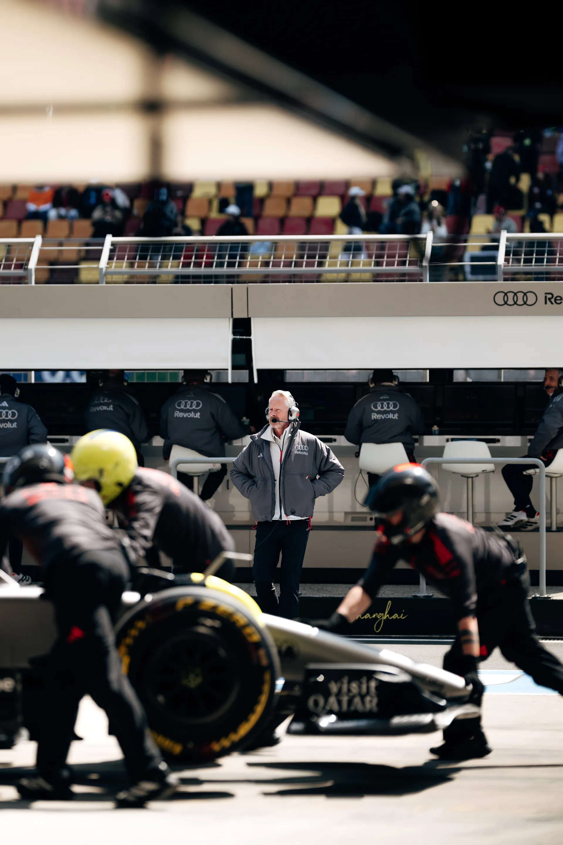 Audi Revolut F1® Team pit crew perform a practice stop in front of the pit wall during the Chinese Grand Prix weekend with Jonathan Weatley in the back.