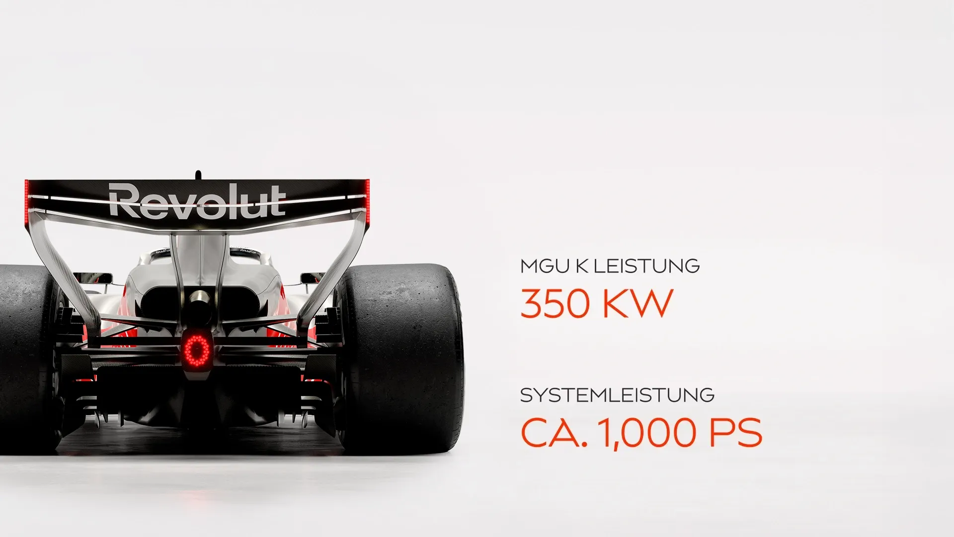 Heckansicht des Audi Revolut F1® Team R26, daneben technische Fakten zur MGU K Leistung von 350 kW und einer Systemleistung von ca. 1.000 PS.