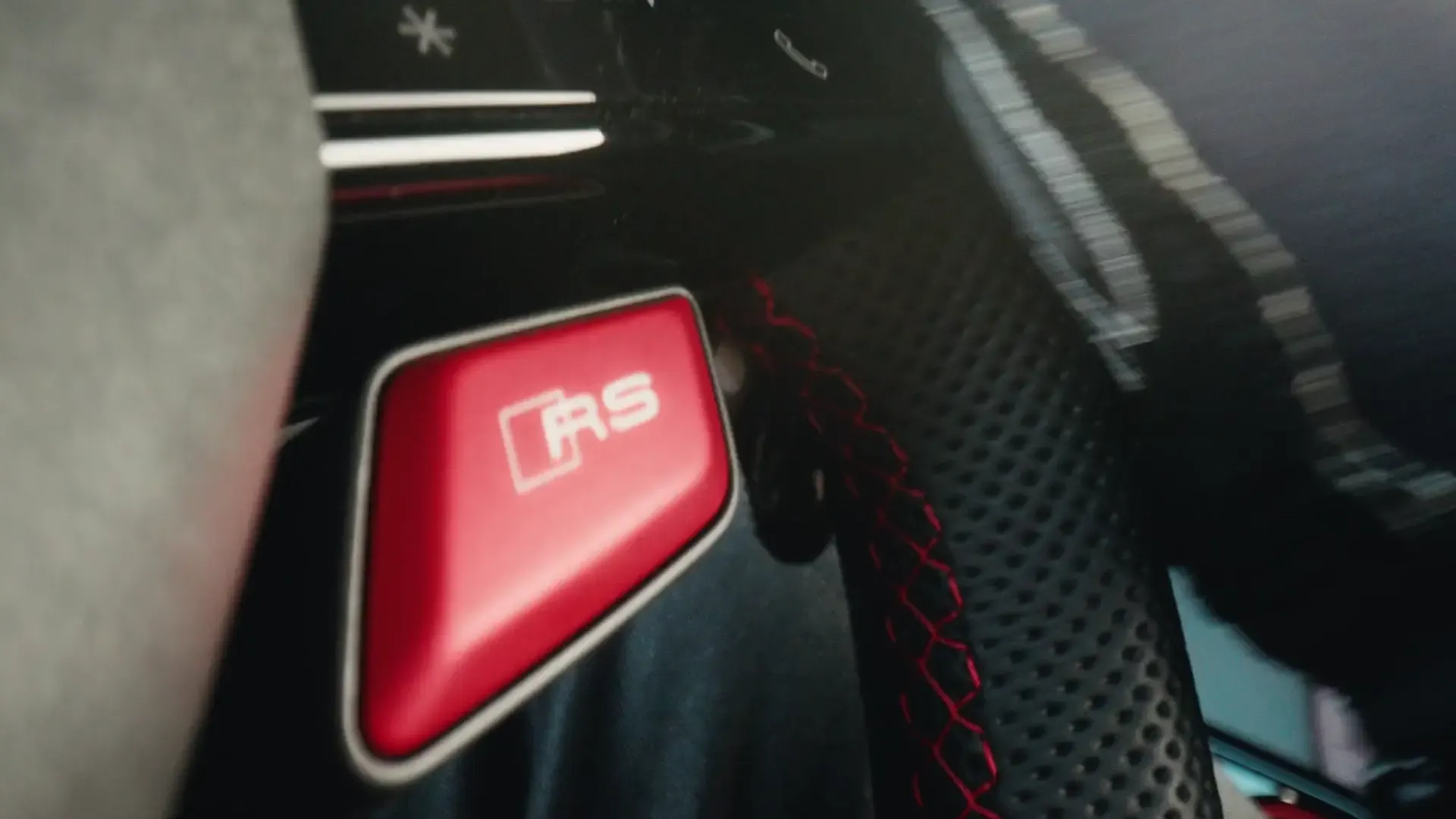 Audi RS5 on Track Trailer Melbourne mit dem RS26 des Audi Revolut F1® Teams