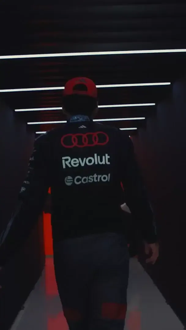 Gabriel Bortoleto walking into the Audi Revolut F1® Team garage getting ready for the race in Japan
